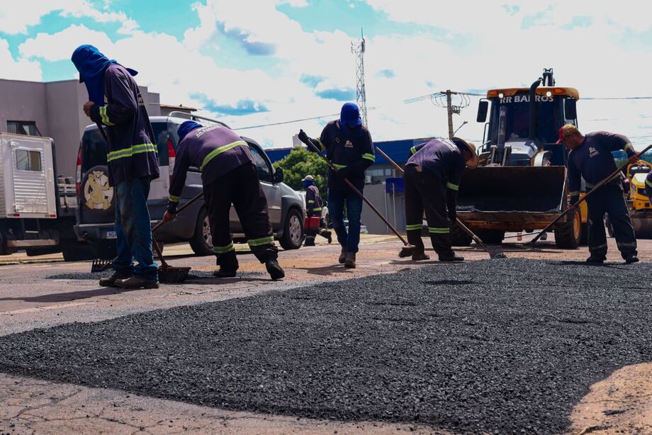 Equipes da Sisep executam serviços de manutenção viária e zeladoria urbana em diferentes pontos de Campo Grande.