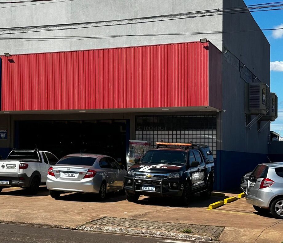 Fiscais da Decon e da Vigilância Sanitária apreendem mais de 2,2 toneladas de carnes impróprias para consumo em supermercado do bairro Rita Vieira, em Campo Grande.