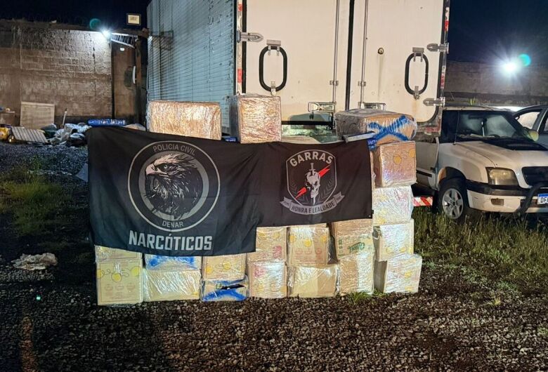 Polícia encontrou quase uma tonelada de maconha escondida em câmara fria de caminhão
