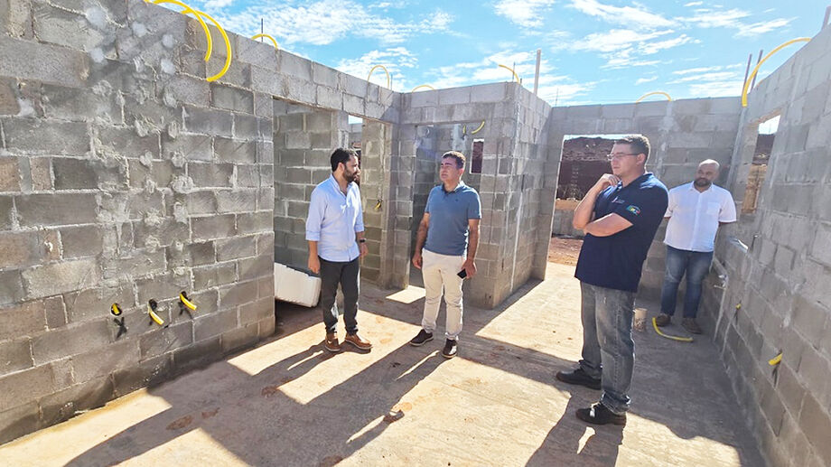 Prefeito vistoriou a construção das moradias no Grenville acompanhado pelo diretor-presidente da Agehab, Eder Felipe Souza, e equipe de engenharia