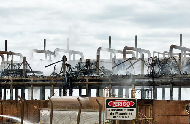 Incêndio destruiu parte da torre de resfriamento da Usina Raízen, em Caarapó