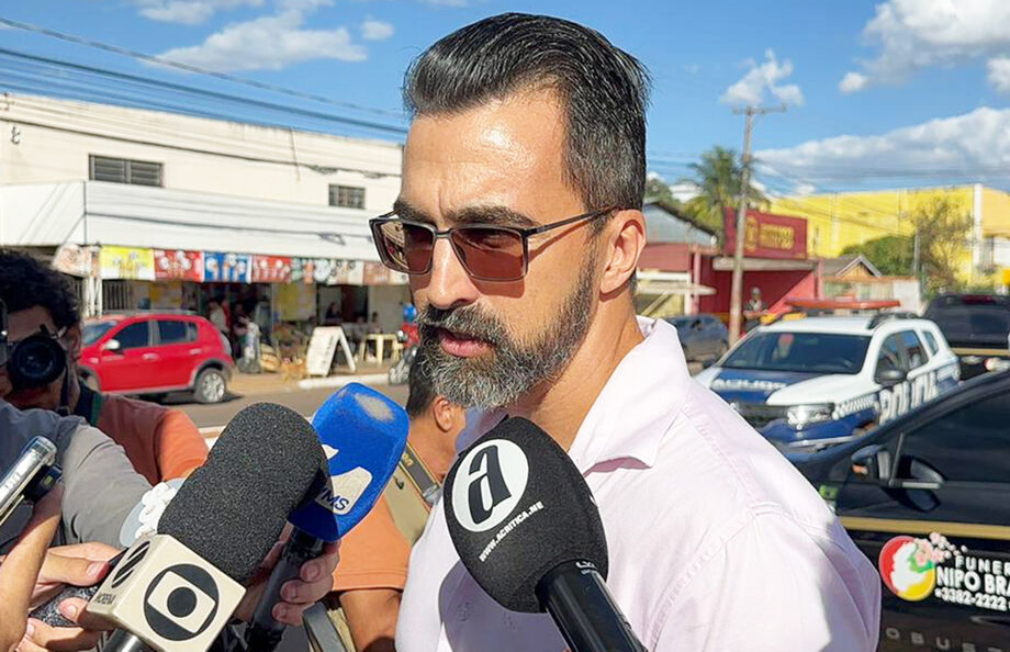 O delegado Camilo Kettenhuber Cavalheiro, titular da 7ª Delegacia de Polícia, falou com a imprensa sobre o crime