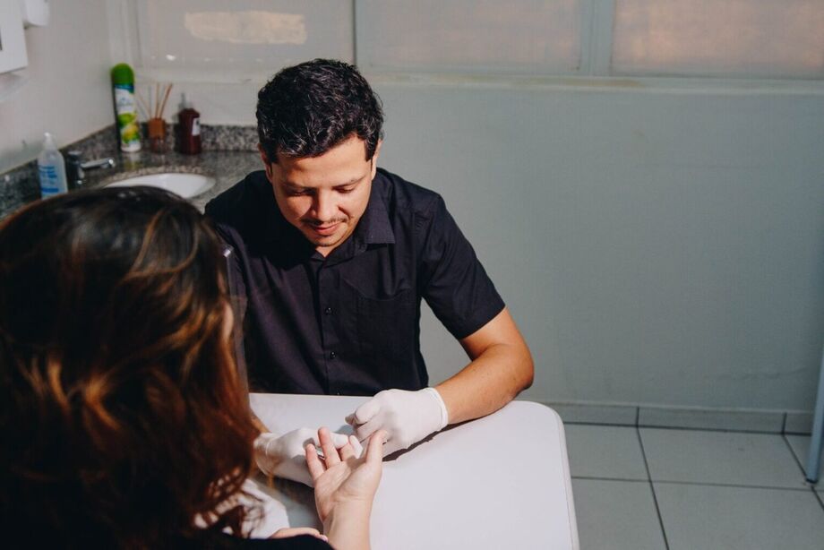 Teste rápido ajuda a identificar exposição à hanseníase e ampliar o diagnóstico precoce em Campo Grande.