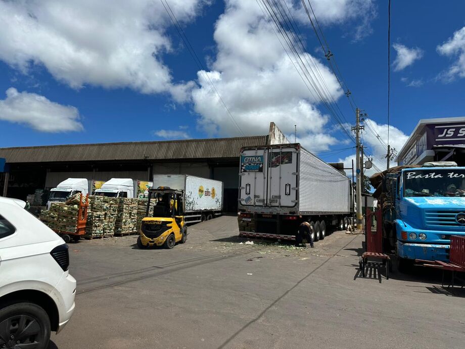 Movimento de caminhões e caixas de hortifrutigranjeiros na Ceasa/MS, que ampliou o volume de vendas em 2025 e projeta novo crescimento em 2026.