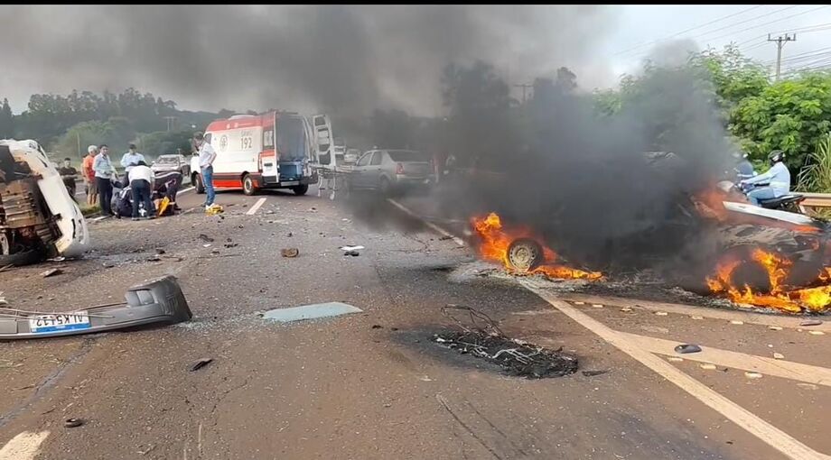 Carro pega fogo após acidente na BR-163, entre Dourados e Caarapó, e causa congestionamento próximo ao Trevo da Bandeira.