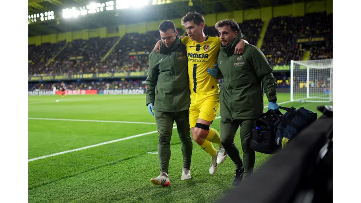 Juan Foyth deixa o gramado amparado após sofrer ruptura no tendão de Aquiles.