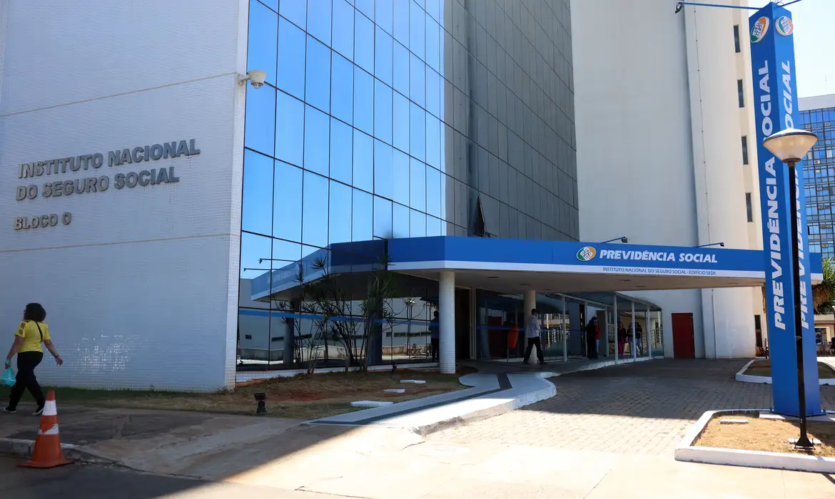 AGU amplia ações para obrigar condenados por feminicídio a devolver valores de pensões pagas pelo INSS.