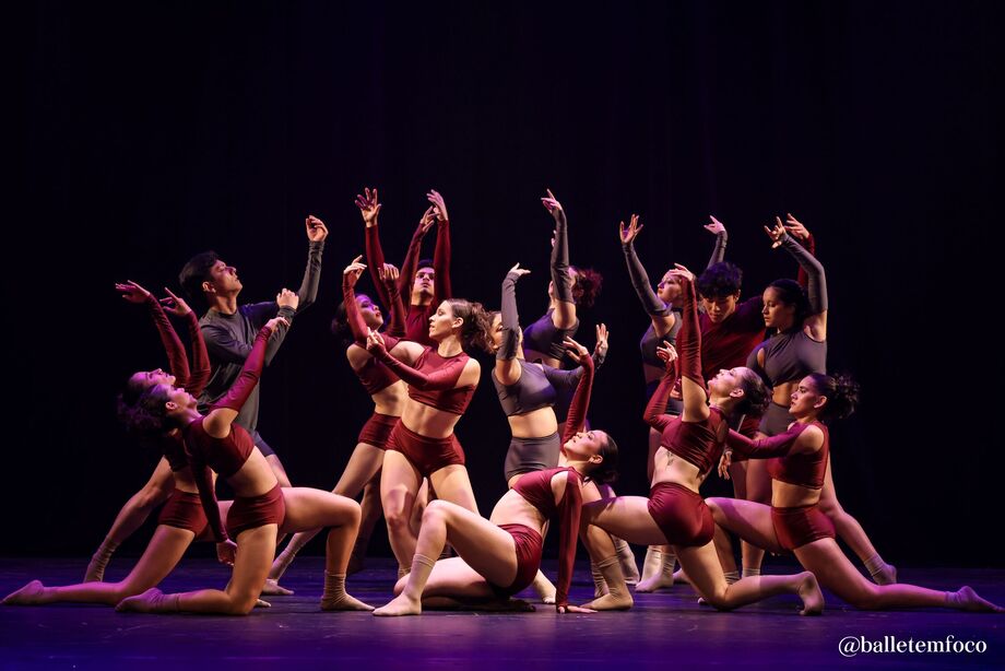 Espetáculo em cena: bailarinos ocupam o palco do Teatro Glauce Rocha com coreografias que misturam técnica e emoção.