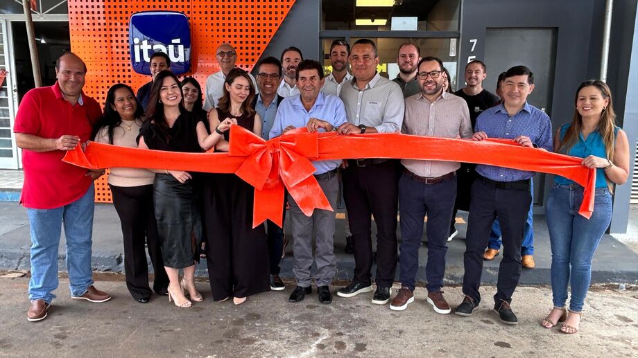 Representantes do Itaú, Arauco e Prefeitura inauguram agência Itaú em Inocência (MS).