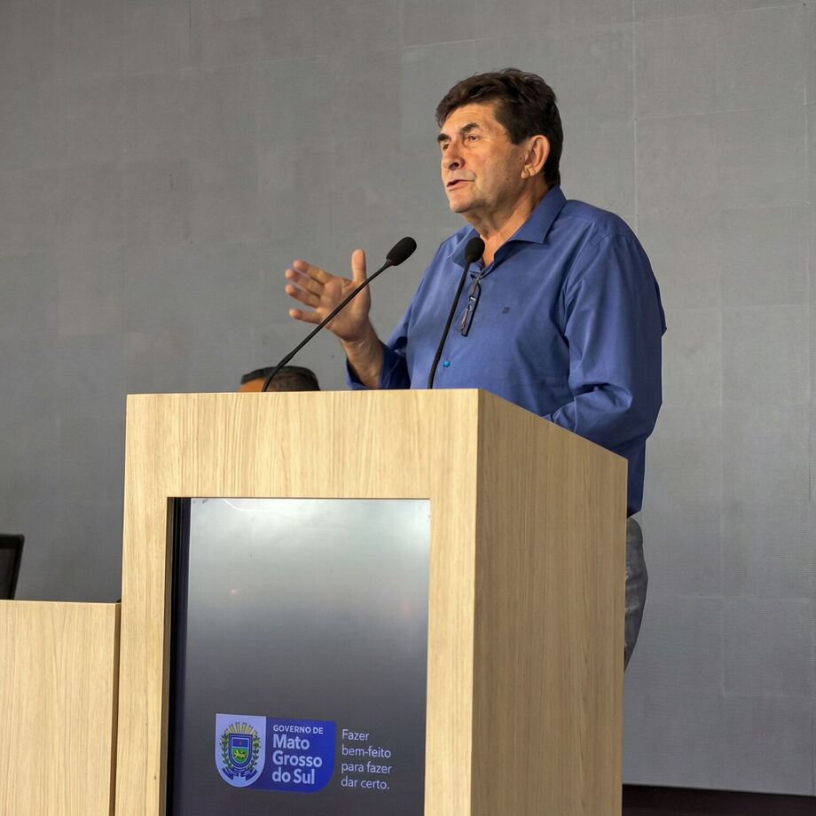 Prefeito de Inocência, Antônio Ângelo, o Toninho da Cofapi, discursa durante evento oficial que marcou o lançamento do ramal ferroviário no município.