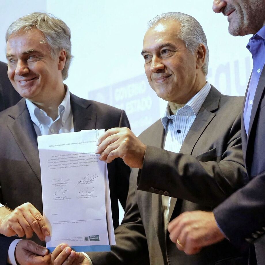 Reinaldo Azambuja ao lado de executivos da Arauco durante a assinatura do termo de compromisso que viabilizou a instalação da fábrica em Mato Grosso do Sul, em 2022, em Campo Grande.