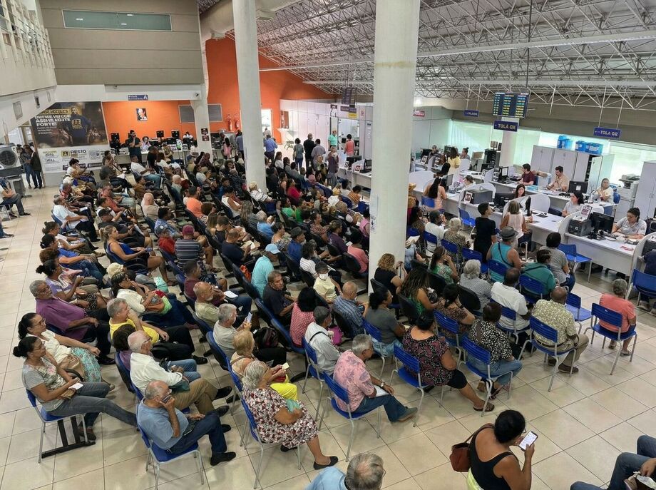 Moradores aguardam atendimento em frente à Central do Cidadão William Maksoud Filho, em Campo Grande.
