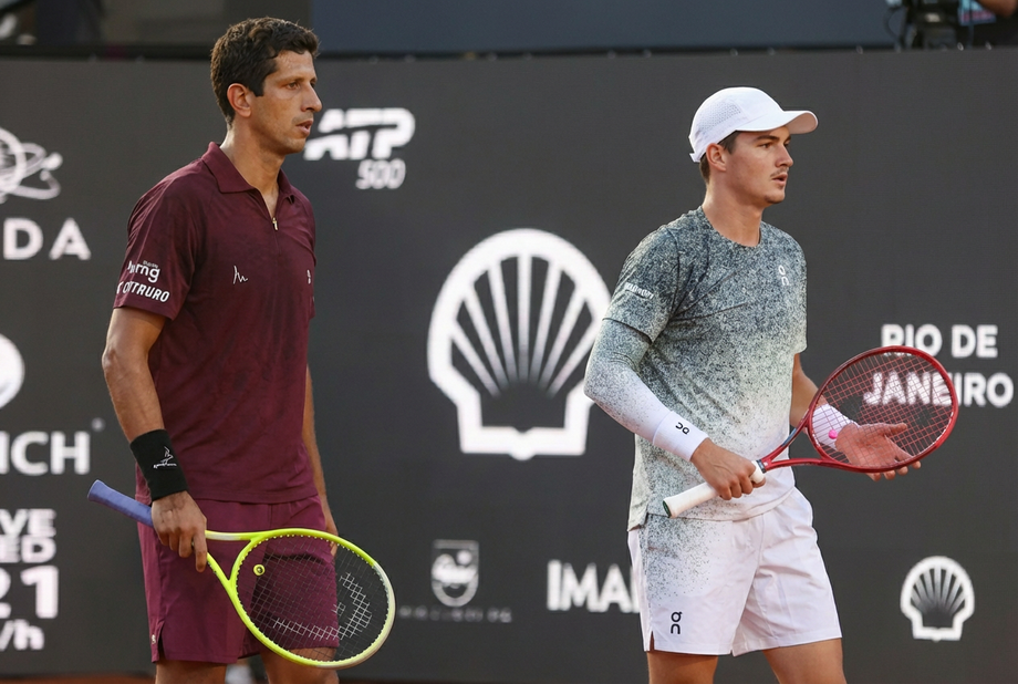 João Fonseca e Marcelo Melo venceram na estreia das duplas do Rio Open com duplo 6/4.
