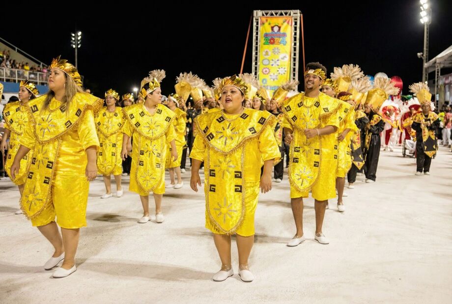 Desfiles das escolas de samba chegam à última noite de apresentações nesta terça-feira