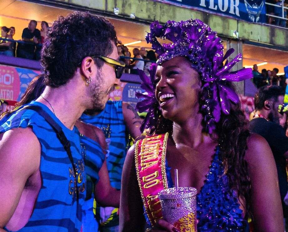 Iza e João Vitor Silva apareceram juntos em camarote na Sapucaí após desfile da cantora.
