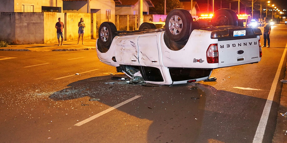 A caminhonete, que ficou tombada e sem responsável no local, foi removida para o pátio credenciado do Detran