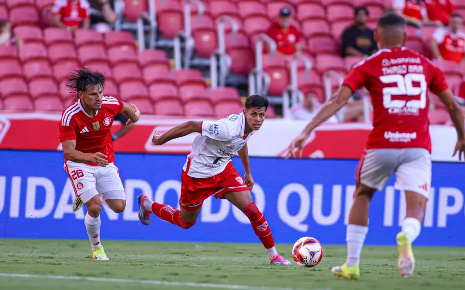 Internacional venceu o São Luiz por 3 a 1 e avançou à semifinal do Campeonato Gaúcho.
