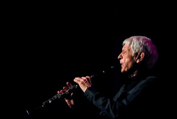 Michel Portal, referência do jazz e da música contemporânea europeia, morreu aos 90 anos, na França.