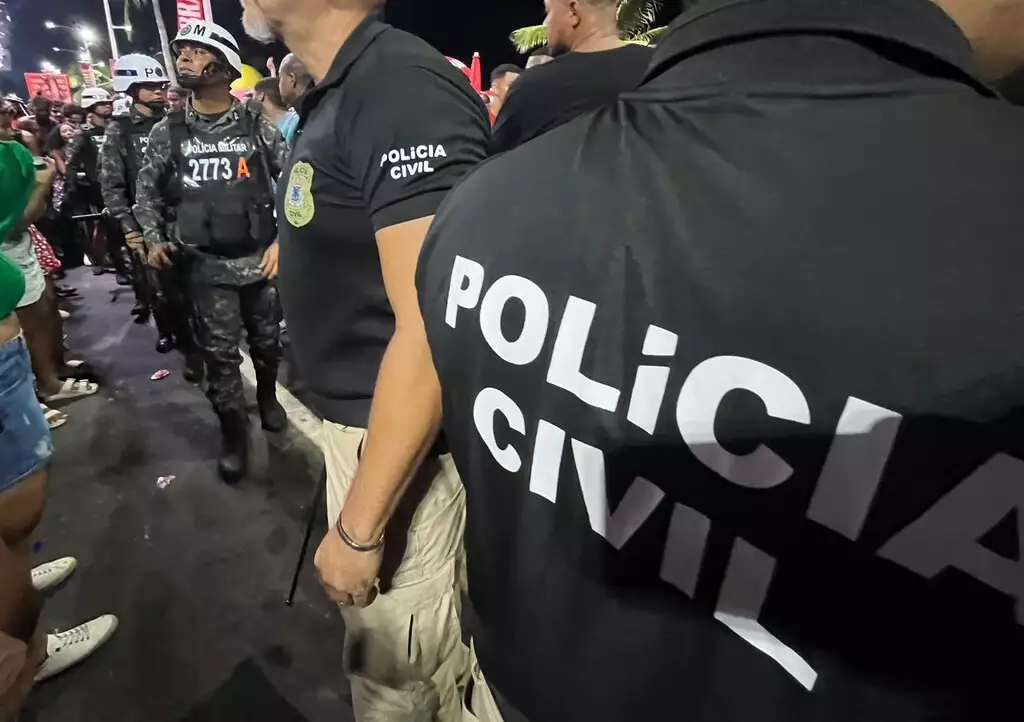Agentes da Polícia Civil da Bahia em meio ao bloco de rua em Salvado para a captura