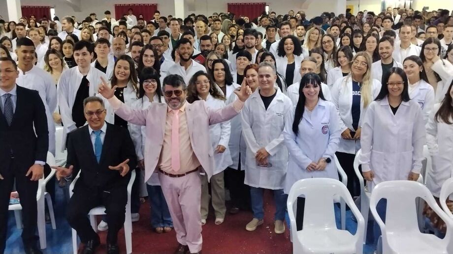 O CEO da UCP e da Interamericana de Pedro Juan, Carlos Bernardo celebra juntos aos formandos