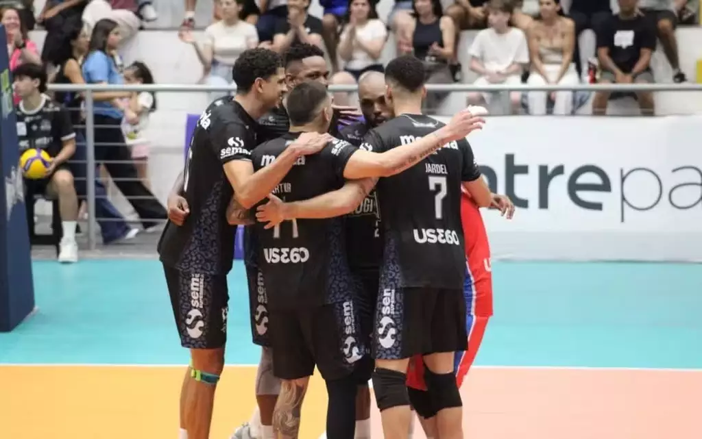 Equipe do Mogi Vôlei que venceu o Sesc-MS no ginásio da Funlec
