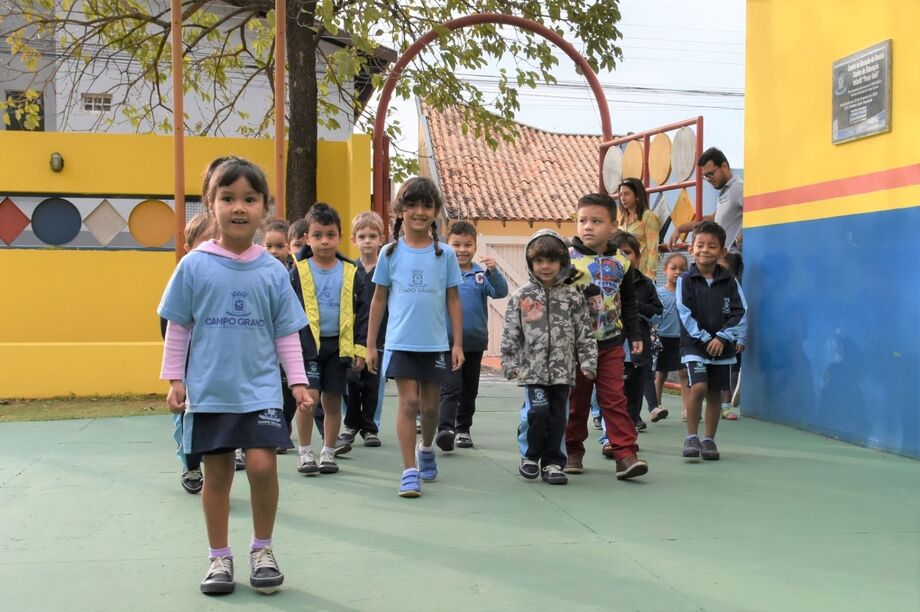 Alunos da Reme retomam as aulas em Campo Grande no início do ano letivo de 2026.