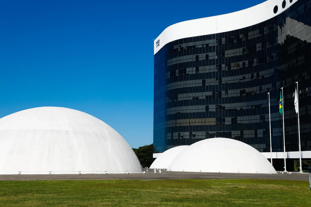 Audiência no TSE discutiu regras para combater desinformação e uso de inteligência artificial nas eleições.