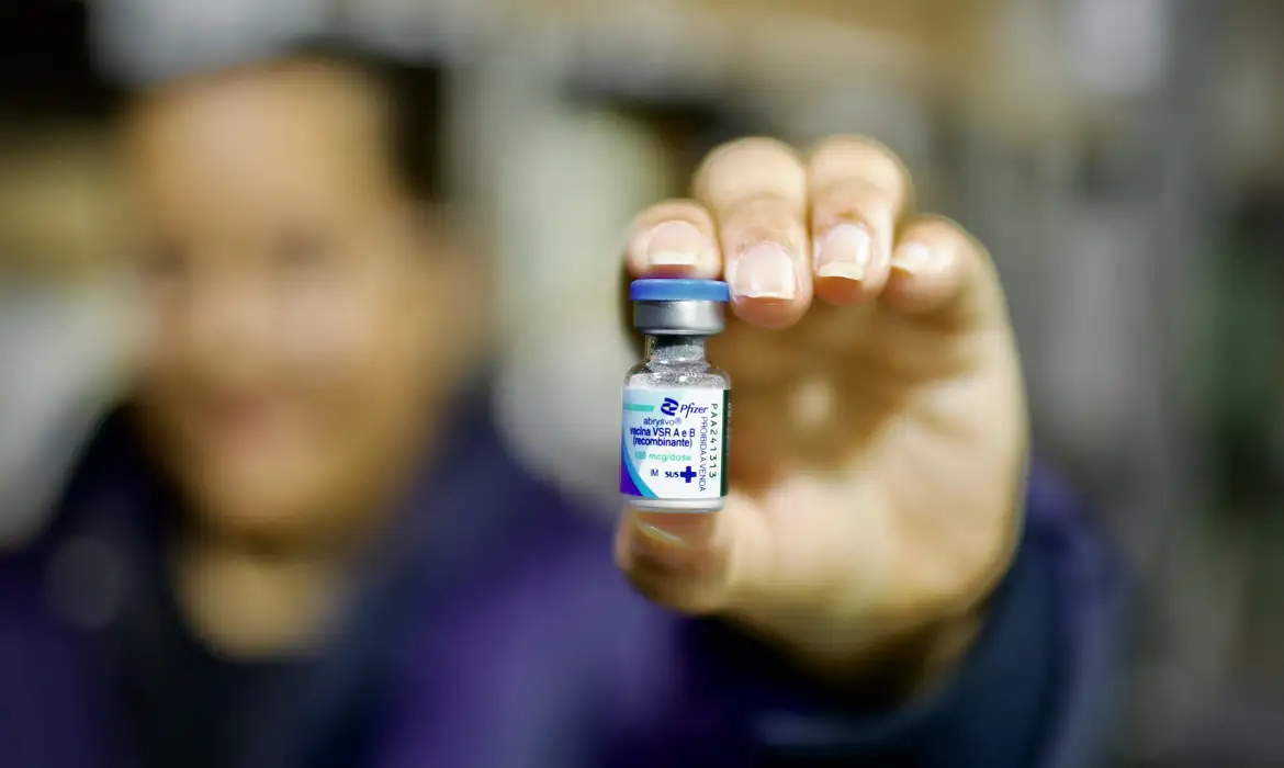 SUS começa a oferecer vacina contra bronquiolite para bebês prematuros e crianças com comorbidades.