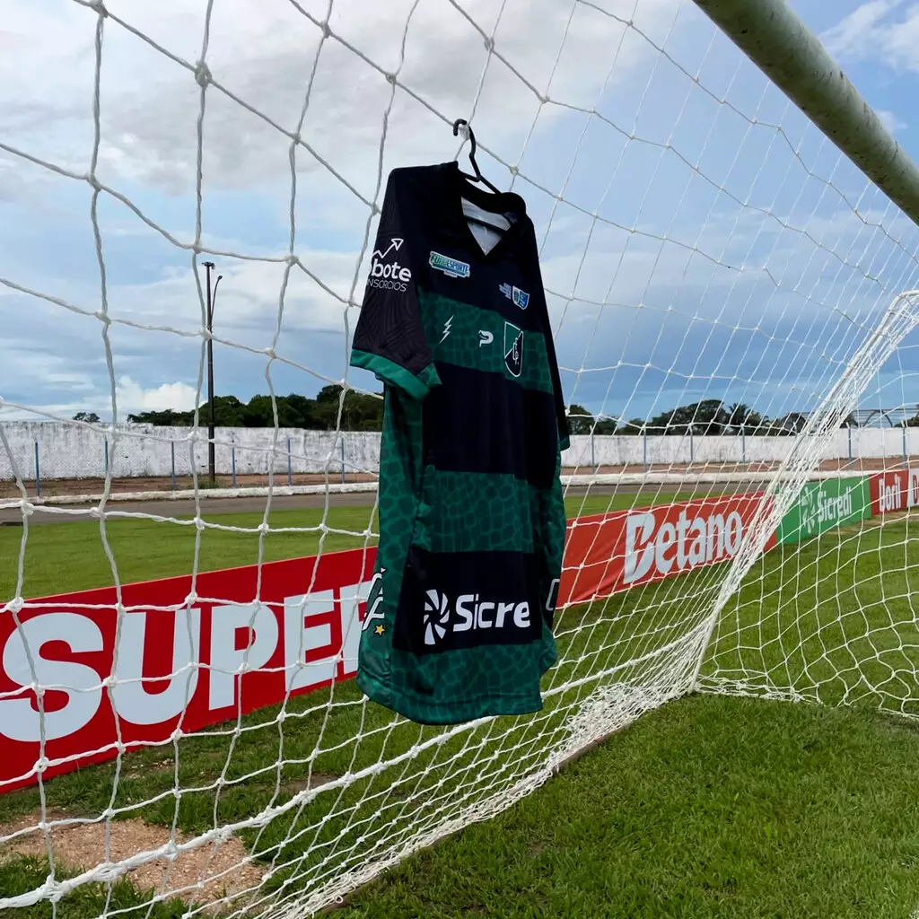 Uniforme do FC Pantanal, exposto no gramado do Biancão