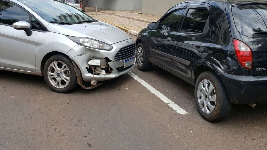 Colisão entre Ford Fiesta e GM Celta no Centro de Campo Grande deixa veículos danificados; ninguém ficou ferido.