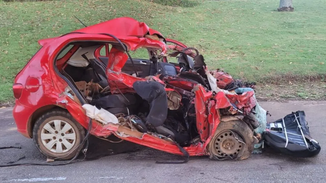 Carro invadiu pista e colide frontalmente com carreta.