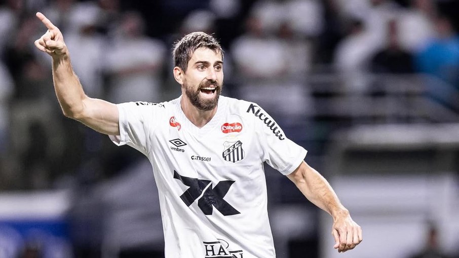 Luan Peres cobra reação do Santos após início irregular no Brasileirão.