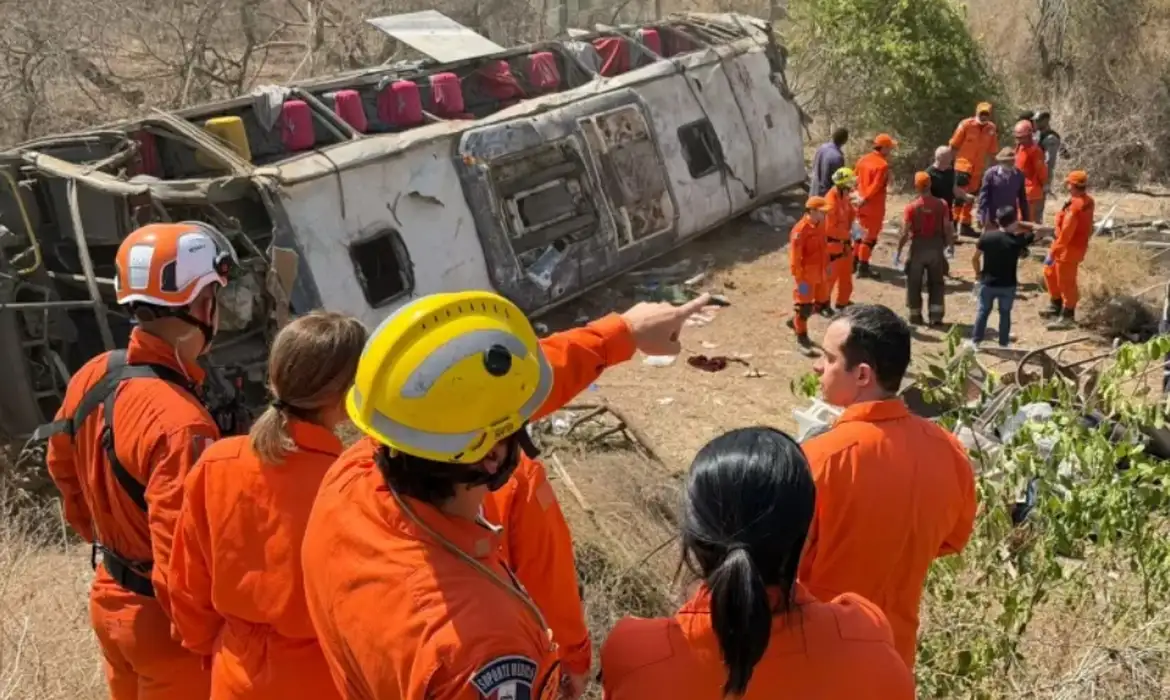 Ônibus que transportava romeiros capotou na AL-220, em São José da Tapera, deixando 15 mortos.