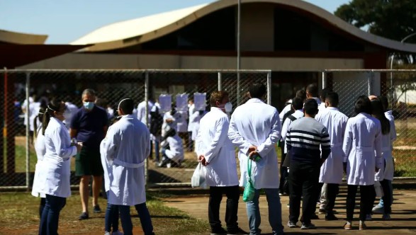 MEC revogou edital que previa a criação de até 95 novos cursos de medicina no país.