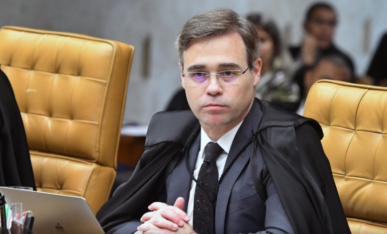 Ministro André Mendonça autorizou prisão domiciliar de ex-assessor investigado na Operação Sem Desconto.
