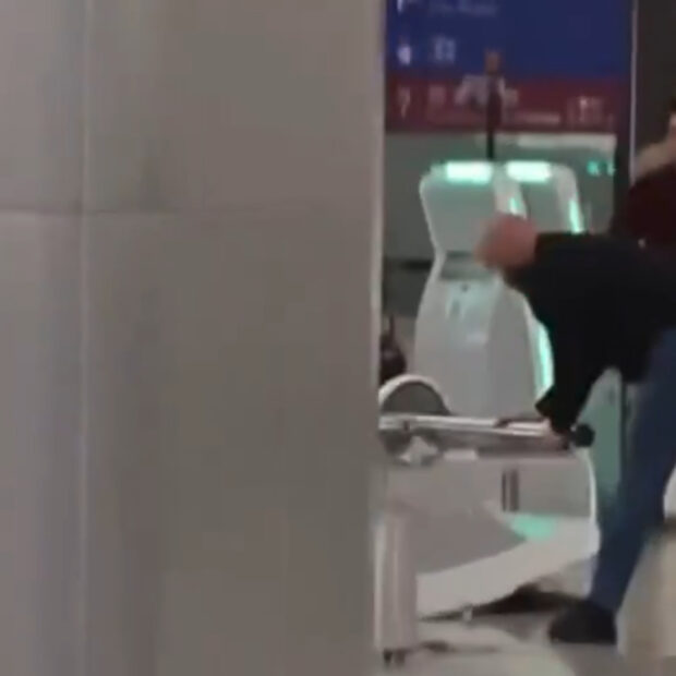 Turista britânico foi preso após danificar máquinas de check-in no Terminal 1 do aeroporto de Hong Kong.