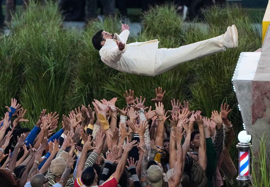 Bad Bunny se joga na multidão de dançarinos durante apresentação durante o intervalo do Super Bowl