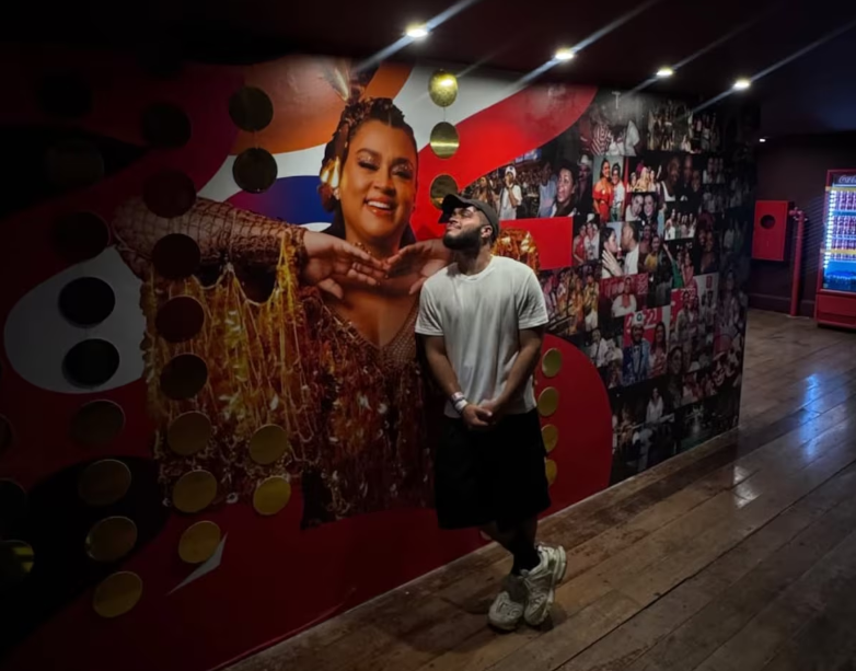 Francisco Gil posou em homenagem à mãe durante a folia baiana