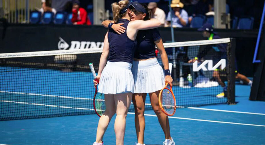 Luisa Stefani e Gabriela Dabrowski comemoram vitória dramática no super tie-break e avançam à semifinal em Dubai.