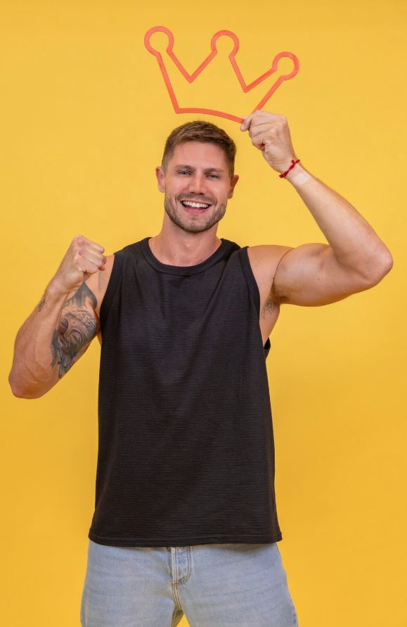 Jonas Sulzbach comemora a vitória na quarta Prova do Líder do BBB 26, exibida ao vivo nesta quinta-feira.