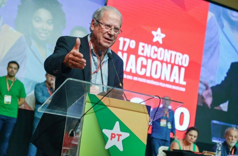 José Dirceu durante evento de aniversário do PT, em Salvador, onde defendeu a candidatura de Haddad ao governo paulista.