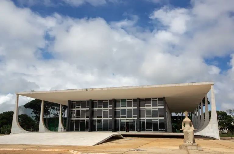 Projetos aprovados no Congresso que criam licença compensatória para servidores são alvo de pedido de veto enviado ao presidente Lula.