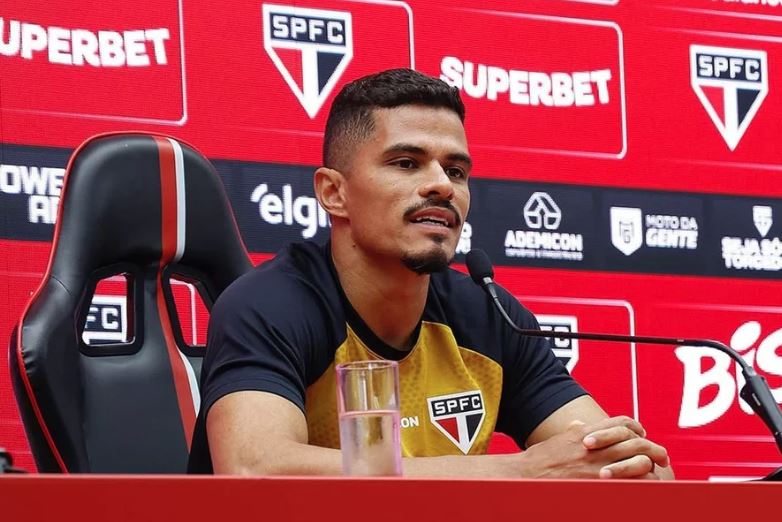 Lucas Ramon durante apresentação oficial no CT da Barra Funda.