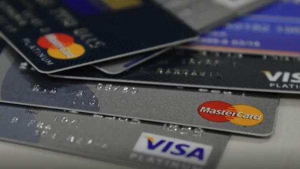 Cartão de crédito é a principal forma de endividamento das famílias brasileiras, segundo a CNC.