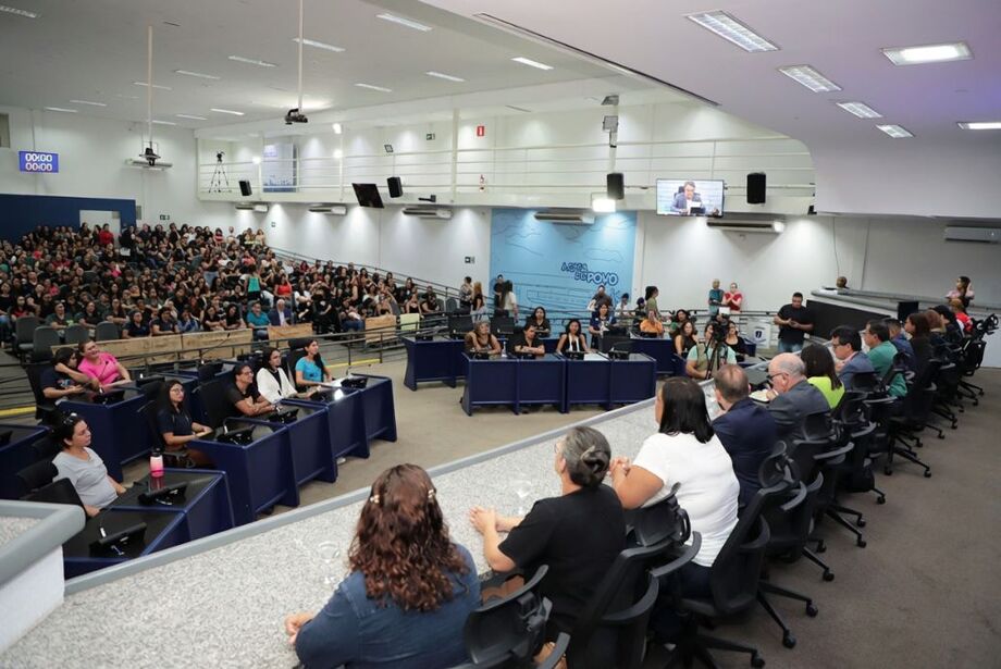 Audiência pública debateu valorização salarial e denúncias de assédio contra assistentes de educação infantil em Campo Grande.