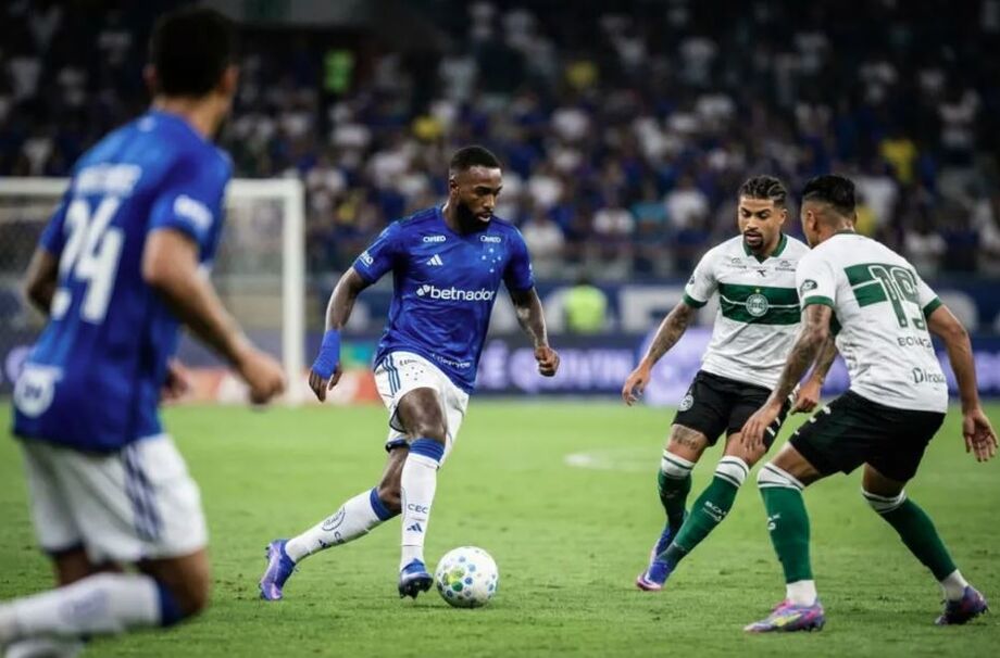 Torcida do Cruzeiro reage com vaias após a derrota de virada para o Coritiba no Mineirão.