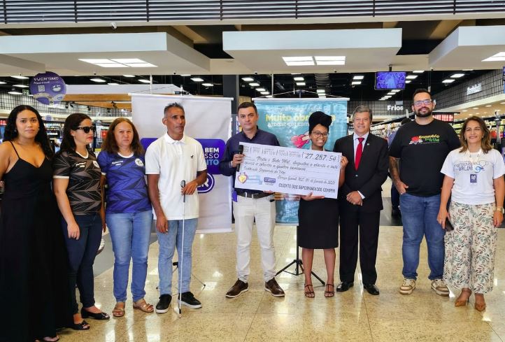 Representantes do Comper, Fort Atacadista e entidades beneficiadas durante a entrega dos recursos arrecadados pelo projeto Troco Solidário, em Mato Grosso do Sul.