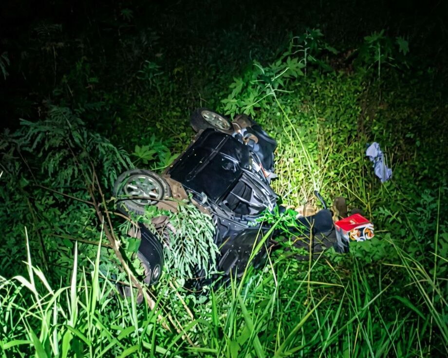 Carro ficou preso em vala após capotamento na BR-262, em trecho próximo a Corumbá.