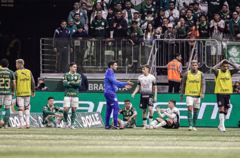 Corinthians teve maior volume de jogo no clássico, mas voltou a esbarrar na falta de eficiência ofensiva.