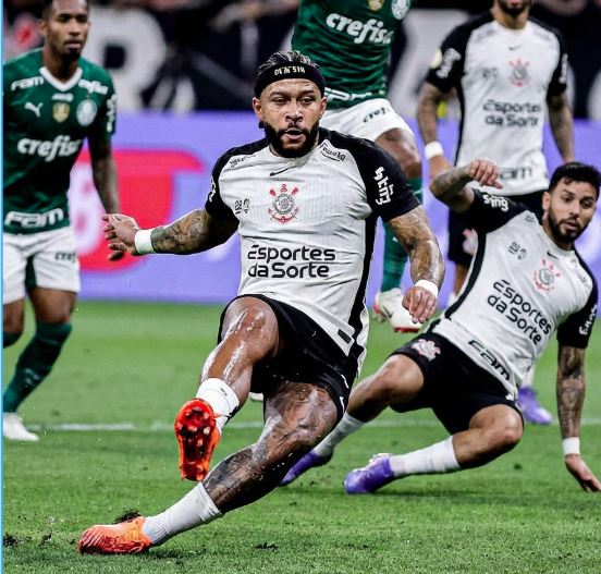 Memphis Depay escorregou na cobrança de pênalti e desperdiçou a principal chance do Corinthians no clássico.